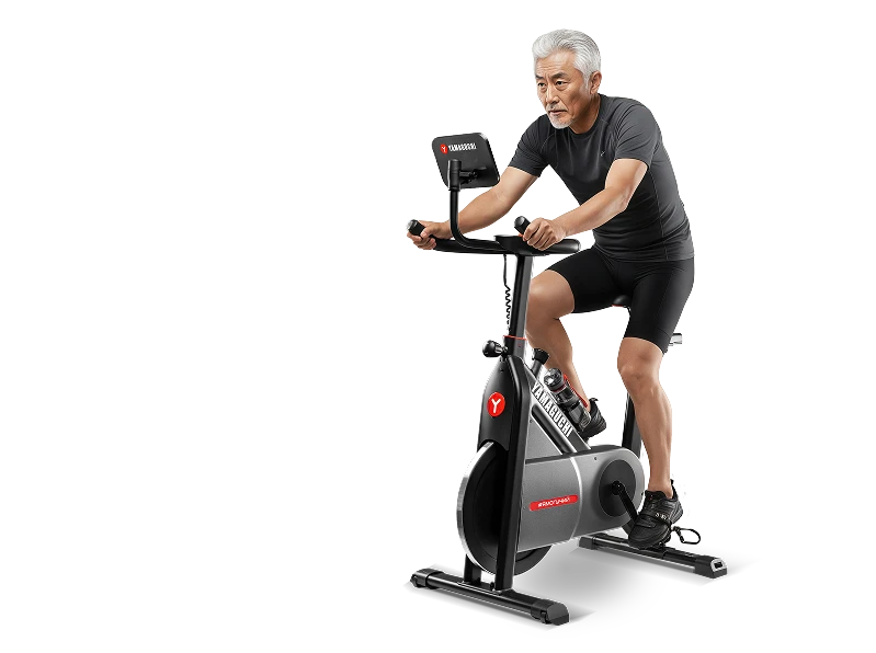 Пожилой мужчина занимается на фитнес-велотренажере Yamaguchi Fitness Bike в черной спортивной одежде