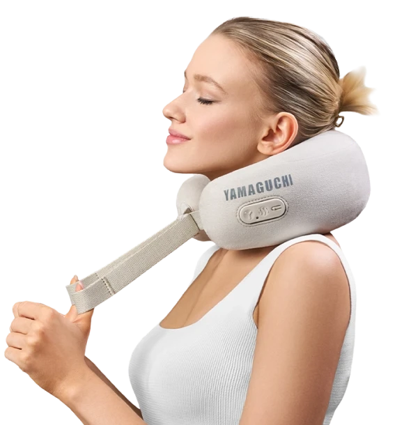 Женщина в белом топе использует надувную массажную подушку Yamaguchi Air Travel, улыбается и держит его рукой