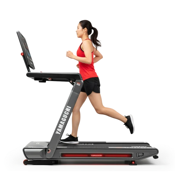 Женщина в красной футболке и черных шортах бежит на беговой дорожке Yamaguchi MAX PRO