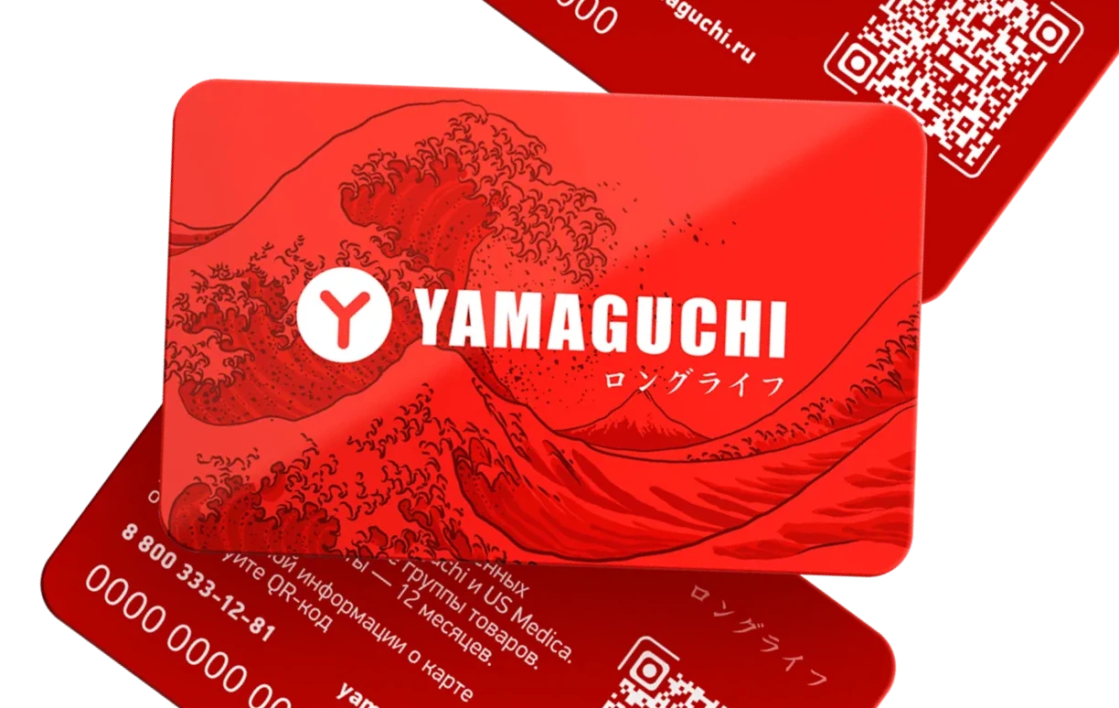 Красная подарочная карта Yamaguchi с логотипом и японским узором волны, рядом — QR-код и номер карты