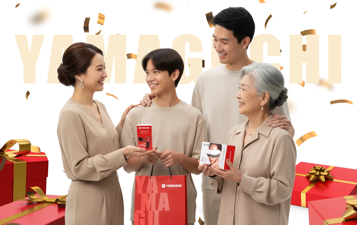 Семья из четырех человек держит в руках подарки, вокруг летят конфетти, на фоне — крупный логотип «YAMAGUCHI»