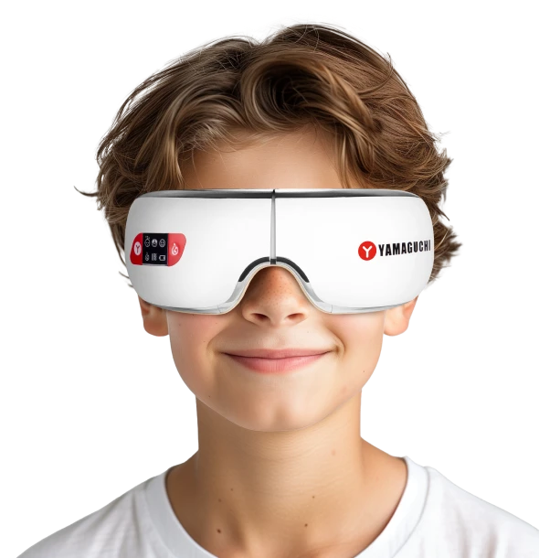 Мальчик в белой футболке с надетым белым массажёром для глаз Yamaguchi Galaxy Eye Junior, улыбается и смотрит в камер