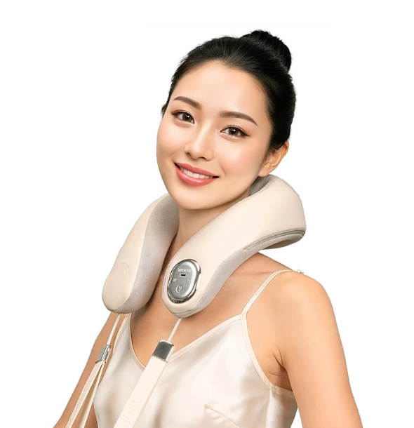 Женщина в светлом платье носит массажер для шеи Yamaguchi Kubi, улыбается и смотрит в камеру