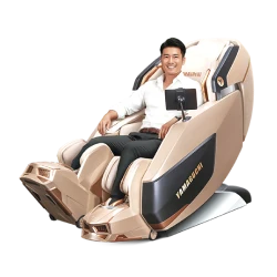 Мужчина сидит в золотом массажном кресле Yamaguchi XI, расслабляется и улыбается
