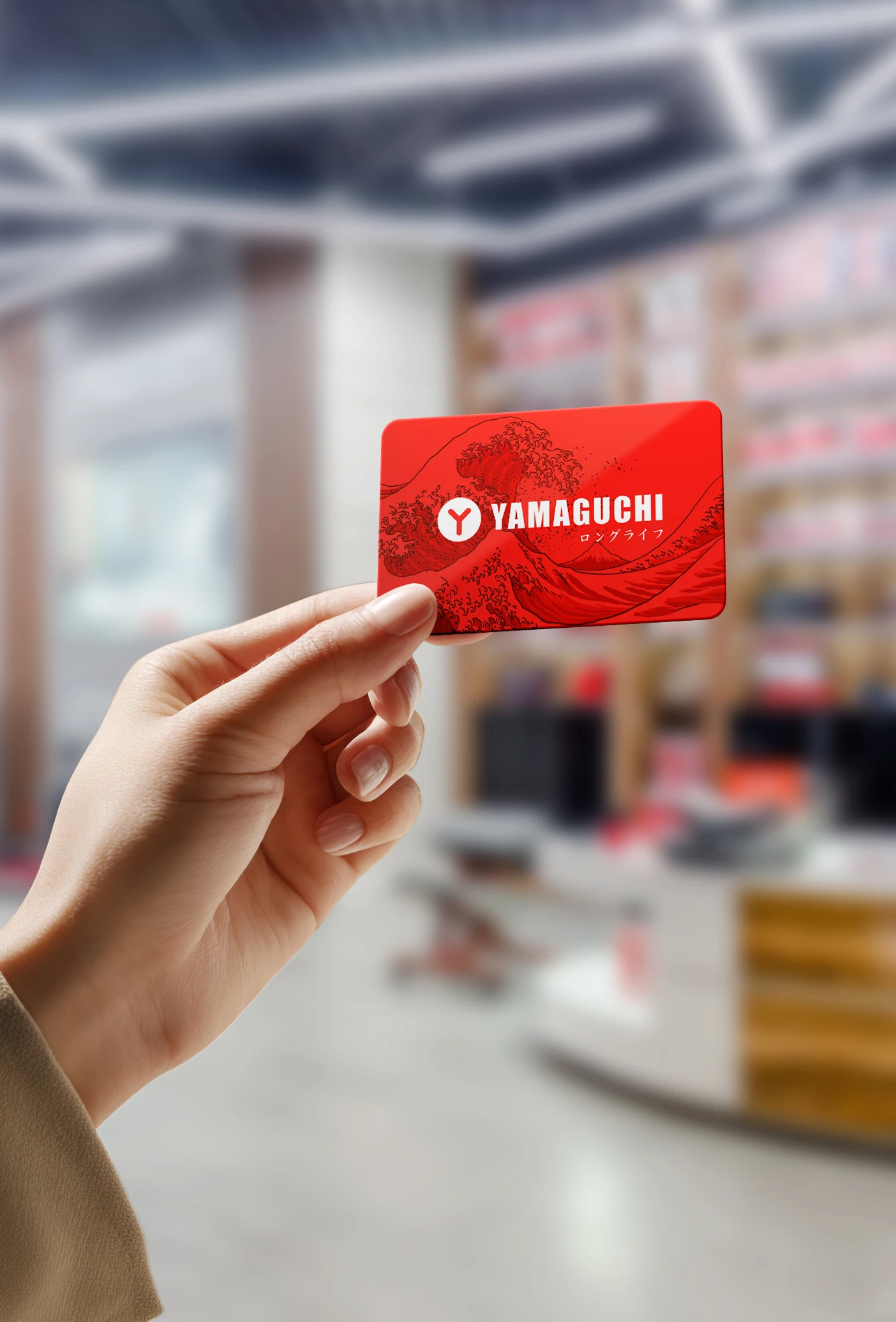 Подарочная карта Yamaguchi в руке