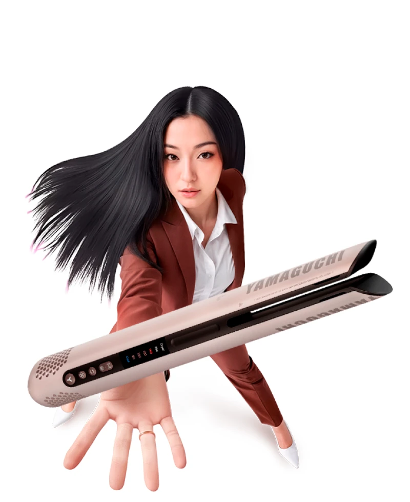 Женщина в коричневом деловом костюме держит выпрямитель волос Yamaguchi AirStraight, её длинные чёрные волосы развеваются на белом фоне