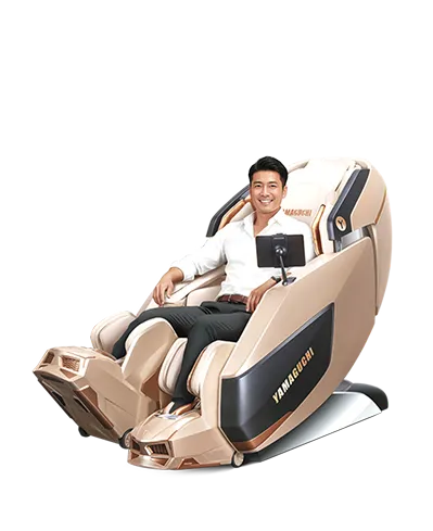 Мужчина в белой рубашке сидит в массажном кресле Yamaguchi Xi Robot, расслабляется и улыбается