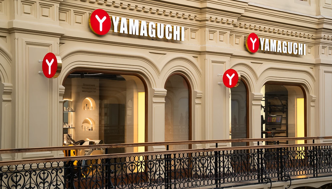 Фасад магазина Yamaguchi в ГУМ Москвы с двумя витринами, логотипом Y и классическим оформлением — видны арки, вывеска и ограждение балкона
