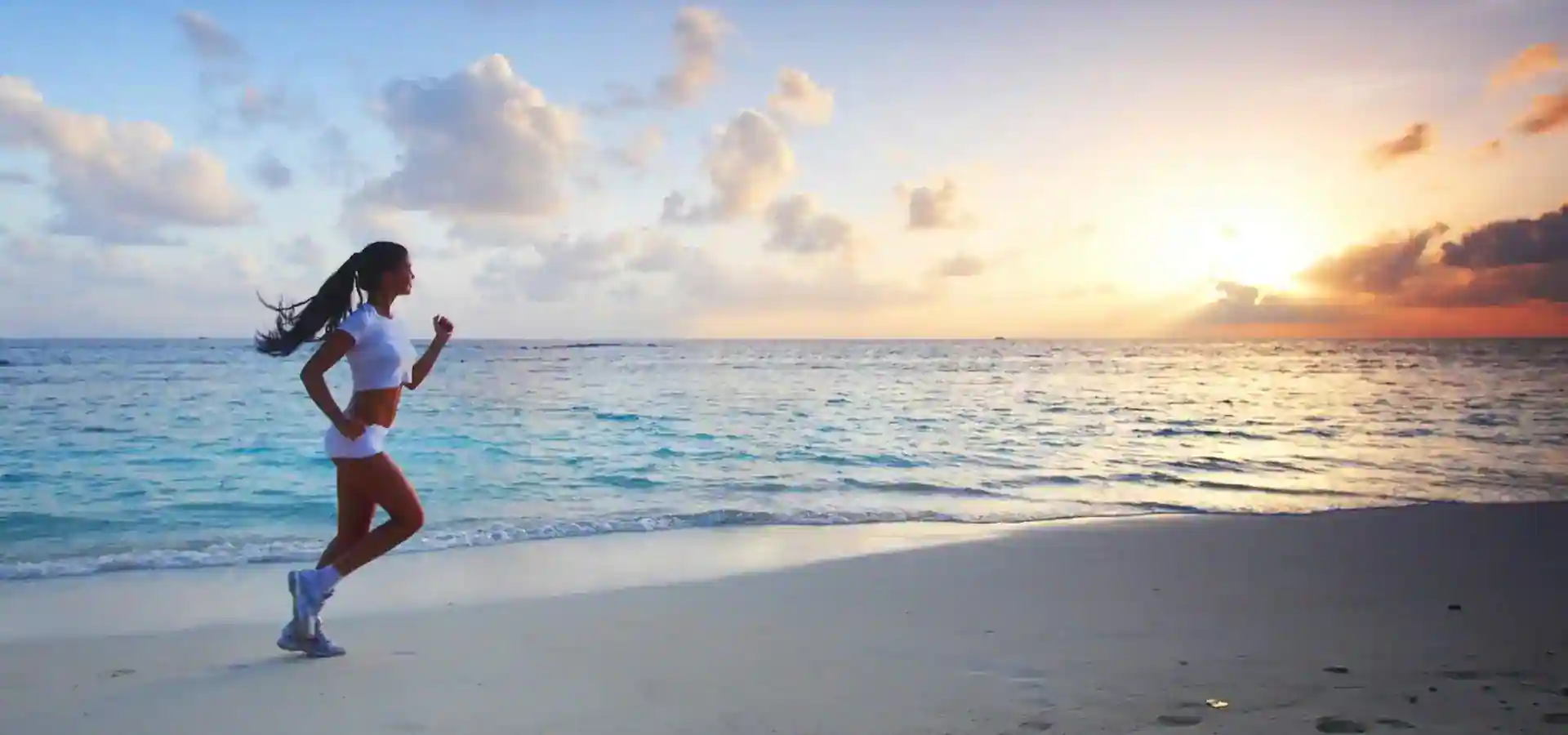 Физическая активность беременной женщины. I like exercising. 2023 health and wellness trends. I like exercising. Фото фитнес в беге с гантелями.